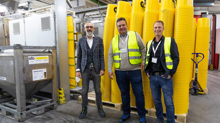 Joachim Hauschel (Sto), Klaus Lechtenbörger (EPLAN) et Ronny Kaltschmid (Kaltschmid Industrial Engineering - de gauche à droite) sont heureux que les seaux jaunes de Sto puissent être remplis encore plus efficacement grâce aux solutions d'ingénierie d'EPLAN. © Sto